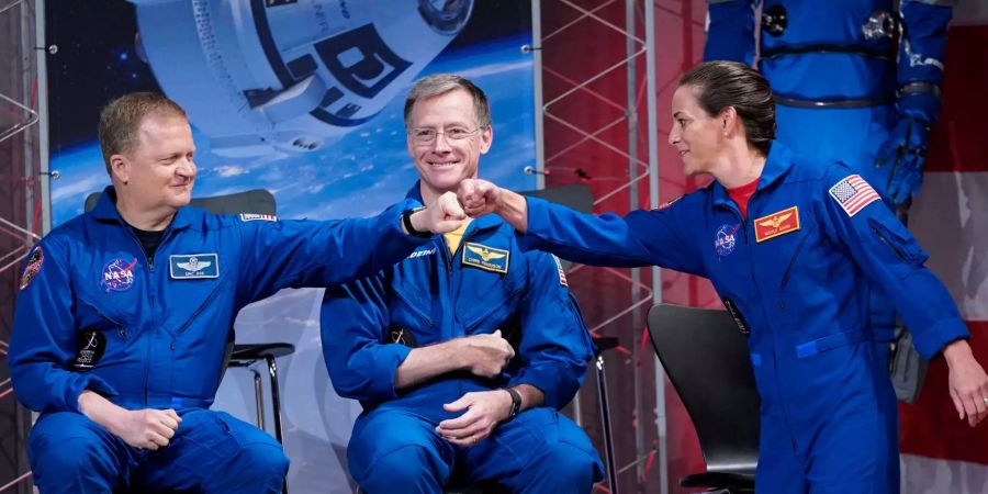 Zwei Astronauten der Nasa geben sich einen Fist-Bump.