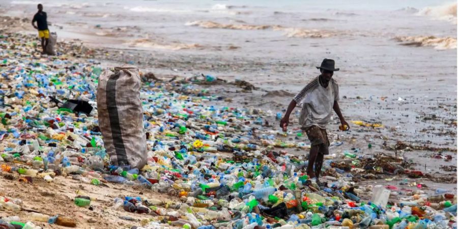 Vor allem in Afrika und Asien kämpft man mit Plastikmüll.