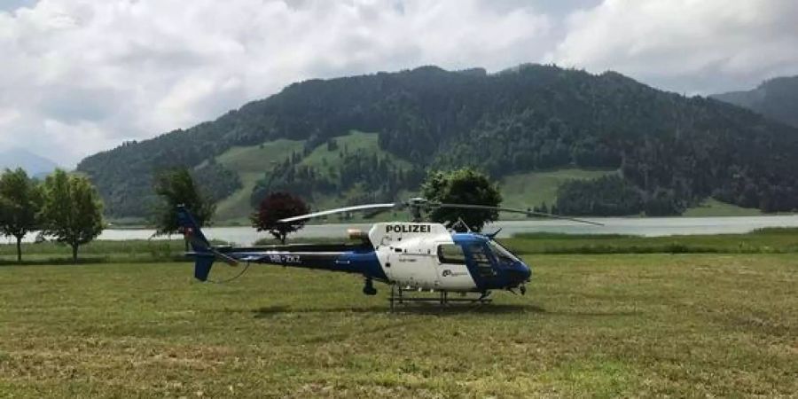 Ein Polizeihelikopter aus Zürich im Einsatz bei der vergeblichen Suchaktion.