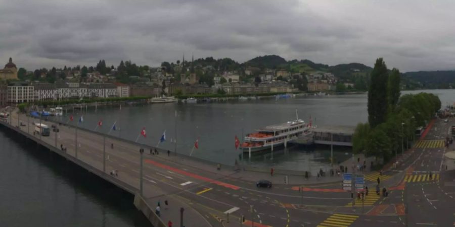 Hier in der Nähe der Brücke muss die Frau ins Wasser gefallen sein.