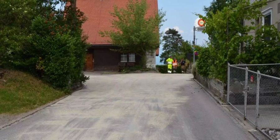 In Wienacht-Tobel AR hat ein Lastwagen am Freitag seinen Treibstofftank beschädigt und die Strasse verschmutzt.