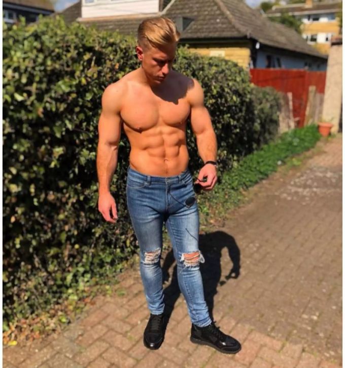Kann auch freihändig: Personaltrainer Boyson zeigt, was er hat. Kann auch freihändig: Personaltrainer Boyson zeigt, was er hat.