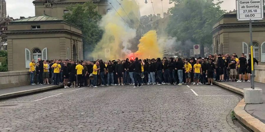 Der Berner Fanmarsch auf der Nydeggbrücke.