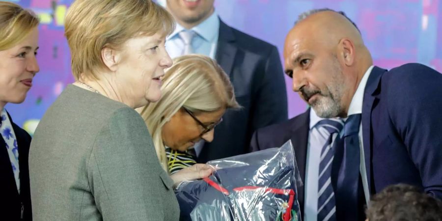 Zusammen mit einer Delegation empfing Bundeskanzlerin Angela Merkel Sergio Pirozzi im Bundeskanzleramt.