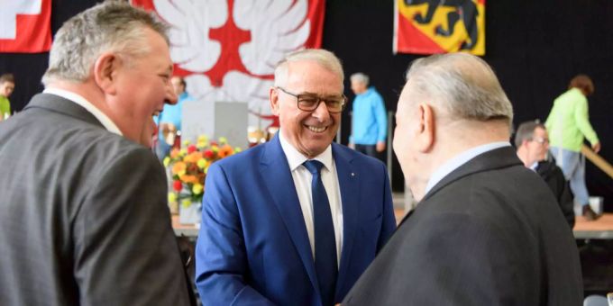 Die Berner SVP-Prominent um Adolf Ogi (M.) wird von den anderen Kantonalparteien im Stich gelassen. Die Berner SVP-Prominent um Adolf Ogi (M.) wird von den anderen Kantonalparteien im Stich gelassen.
