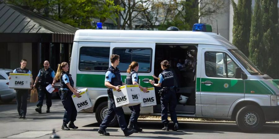 Die Polizei beschlagnahmt Unterlagen der Porsche AG.