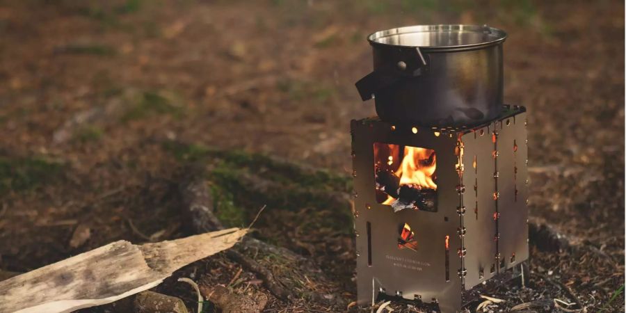 Wer derzeit im freien Feuer entfachen will, muss auf die aktuelle Waldbrandgefahr achten.