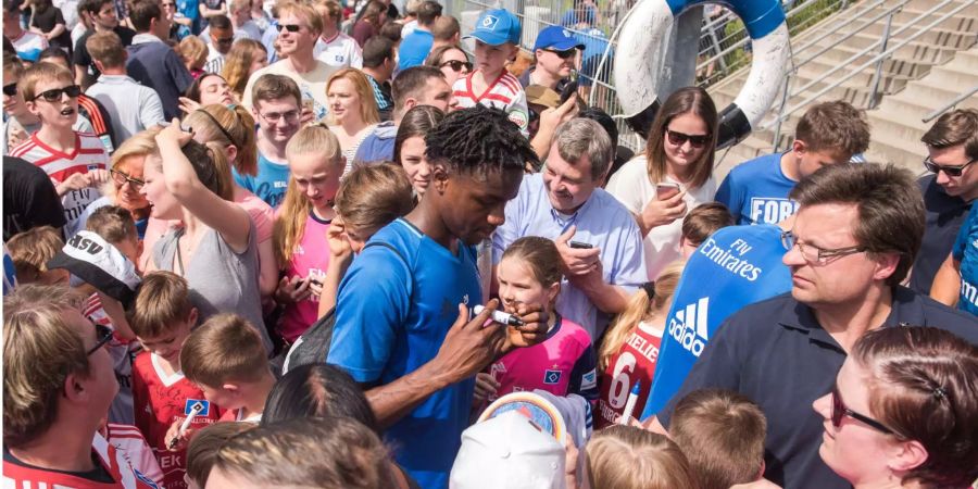 2000 Fans wollten das Team beim Training unterstützen.