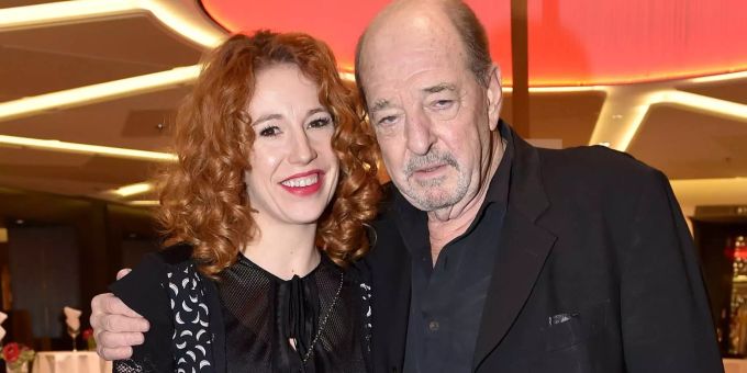 Ralph Siegel hat sich mit der 37 Jahre jüngeren Laura verlobt. Ralph Siegel hat sich mit der 37 Jahre jüngeren Laura verlobt.