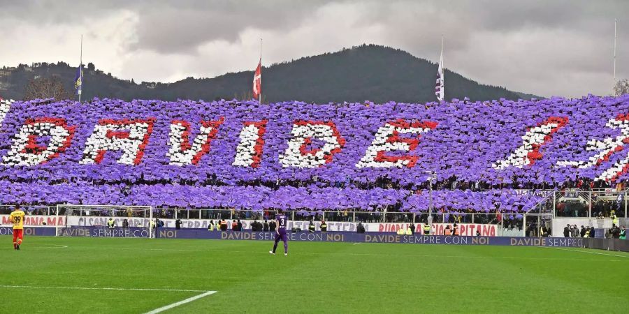 Eine Woche nach Davide Astoris Tod bestreitet Fiorentina das erste Spiel. Der ehemalige Team-Kapitän wird von Mannschaft und Fans gebührend verabschiedet. Die Spieler laufen mit Astoris Nummer 13 ein und Siegtorschütze Victor Hugo salutiert vor einem Leibchen von Astori. Die Fans sorgen zudem mit einer Choreo für Gänsehautstimmung.