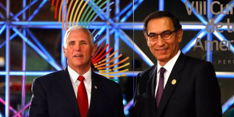 Mike Pence, Vizepräsident der USA, und Martin Vizcarra, Vizepräsident von Peru, reichen sich bei der Eröffnungszeremonie zum Amerika-Gipfel die Hand. Thema des Gipfels ist die weit verbreitete Korruption in der Region.