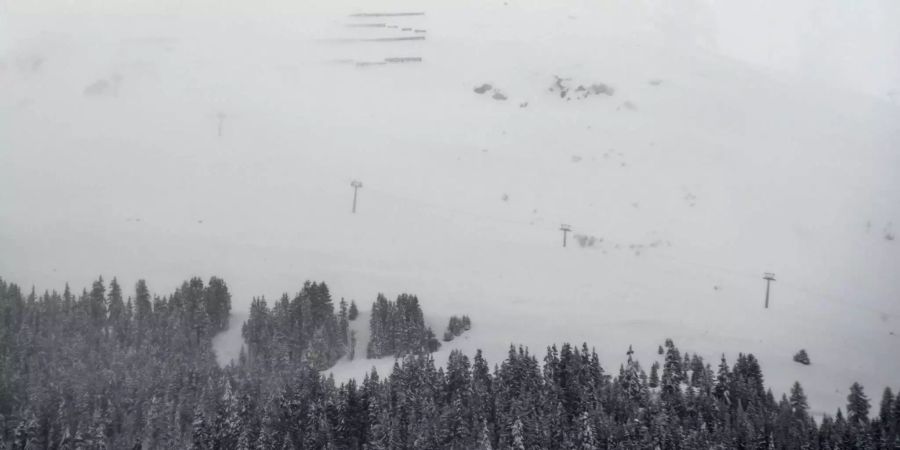 In Fiesch VS hat eine Lawine offenbar mehrere Menschen verschüttet.