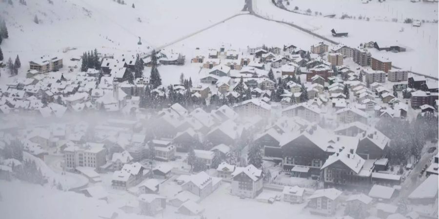 eingeschneites Andermatt UR