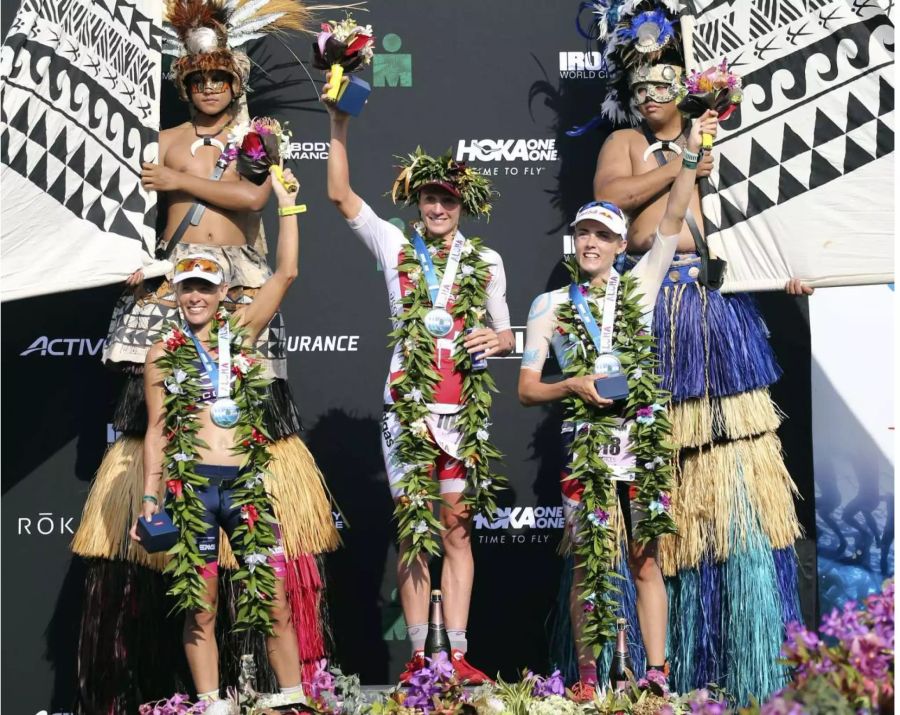 Von links nach rechts: Die Australierin Sarah Crowley, die Schweizerin Daniela Ryf und die Engländerin Lucy Charles feiern ihren Erfolg beim Ironman Hawaii.