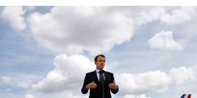 Emmanuel Macron verurteilte die Feiglinge an der Gedenkzeremonie des ermordeten Lehrers. Macron