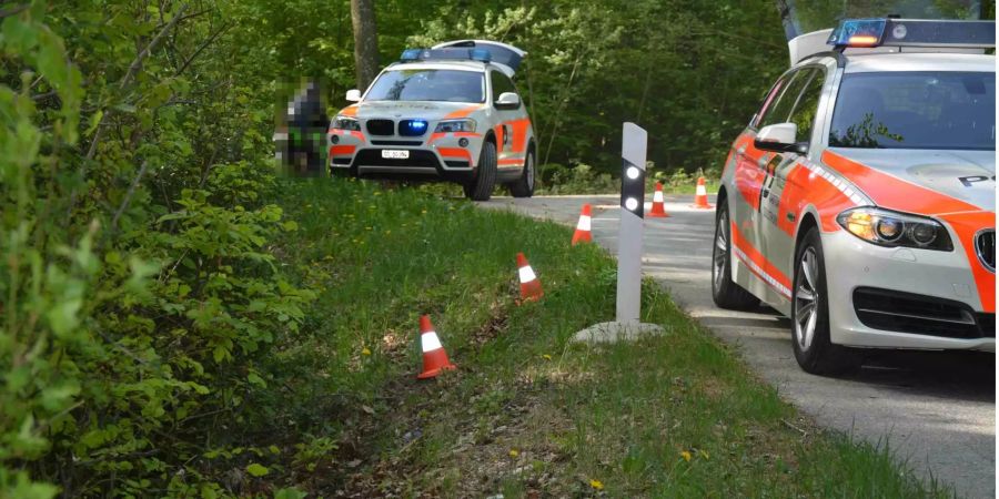 Die junge Frau kam von der Strasse ab und prallte in einen Baum.