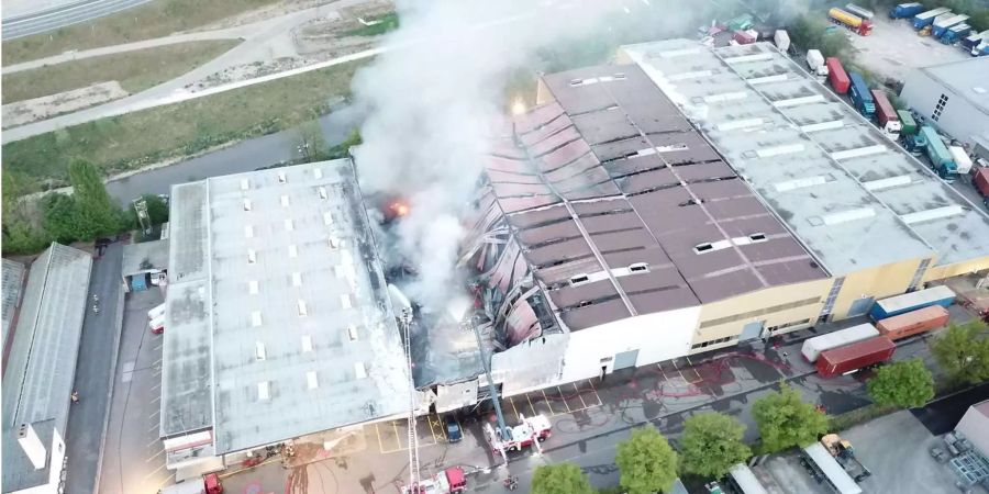 Noch am nächsten Tag kämpfte die Feuerwehr mit den Flammen.