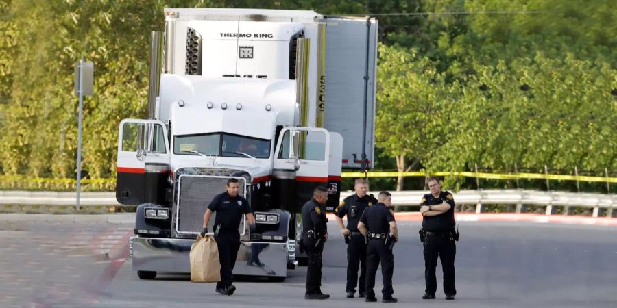 Polizisten stehen am 23. Juli 2017 vor einem Lastwagen auf einem Supermarkt-Parkplatz in San Antonio, Texas. Im Laderaum fanden sie acht Tote.