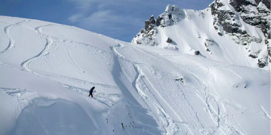 Im Skigebiet Méribel ist ein Snowboarder bei einem Sturz erstickt.