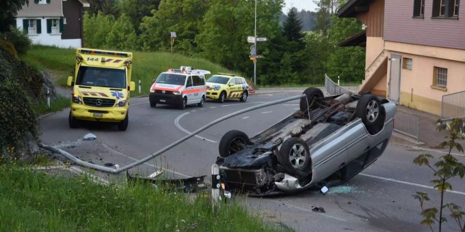In Goldingen SG ist ein Autolenker mit seinem Wagen auf dem Dach gelandet. In Goldingen SG ist ein Autolenker mit seinem Wagen auf dem Dach gelandet.