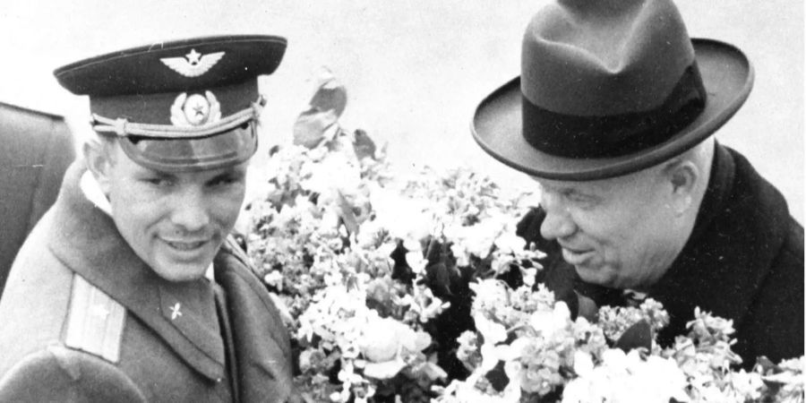 Der frühere Regierungschef der Sowjetunion, Nikita Khrushchev, begrüsste Juri Gagarin bei einer Feier nach seiner Landung am 14. April 1961.