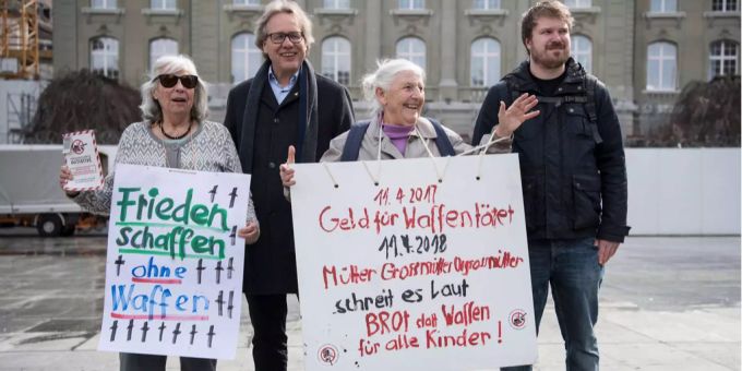 Louise Schneider (2.v.r.) kann nicht anders, als sich für den Frieden einzusetzen, wie sie selber sagt. Louise Schneider (2.v.r.) kann nicht anders, als sich für den Frieden einzusetzen, wie sie selber sagt.