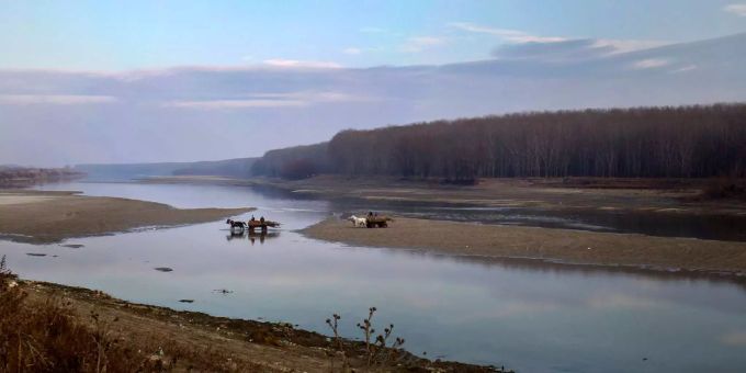 In Rumänien ist ein Kleinlaster in einen Fluss gestürzt. In Rumänien ist ein Kleinlaster in einen Fluss gestürzt.