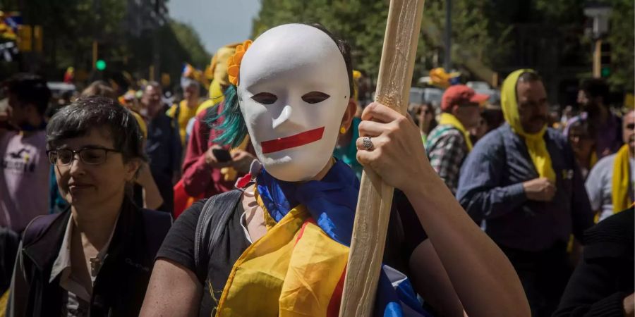 Eine Frau trägt eine Maske mit verbundenem Mund.