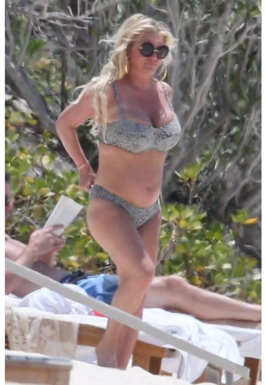 Wohlfühl-Pölsterchen oder Babybäuchlein? Sängerin Jessica Simpson macht derzeit Ferien in den Bahamas.