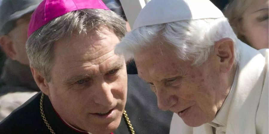 Der emeritierte Papst mit seinem Privatsekretär Georg Gänswein.