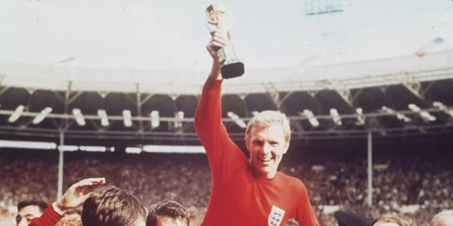 Captain Bobby Moore hält die damalige WM-Trophäe – den Jules-Rimet-Pokal – in die Höhe.