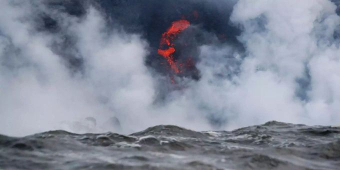 Lava aus dem Vulkan Kilauea fliesst auf Hawaii in den Pazifik. Lava aus dem Vulkan Kilauea fliesst auf Hawaii in den Pazifik.