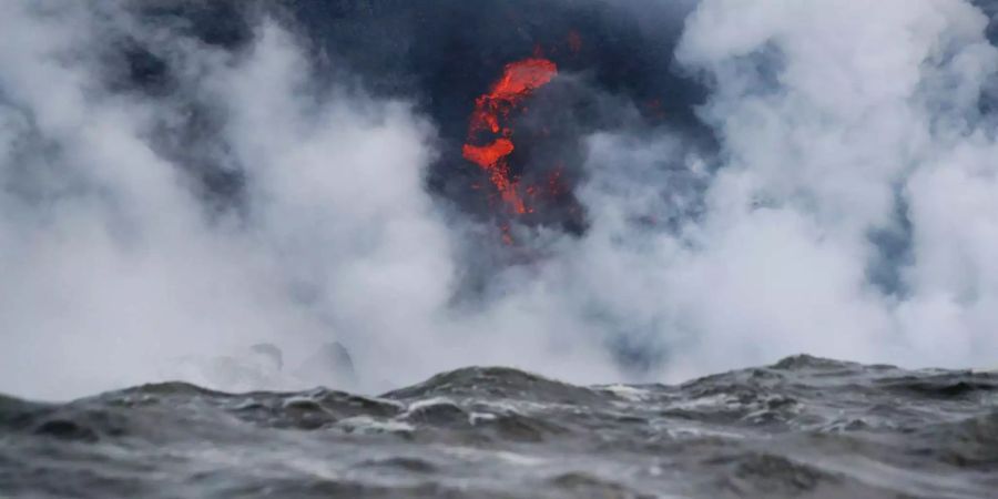 Lava aus dem Vulkan Kilauea fliesst auf Hawaii in den Pazifik.