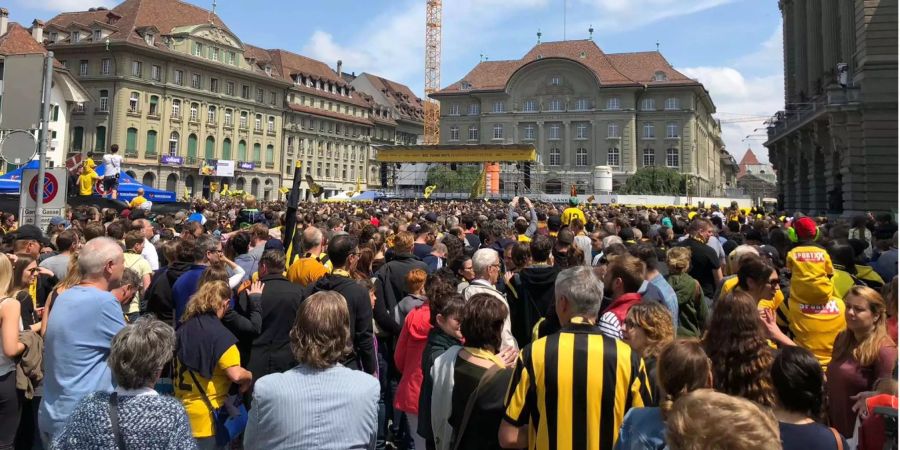 Kurz vor 14 Uhr ist der Bundesplatz rappelvoll. Gleich beginnt das Spektakel.