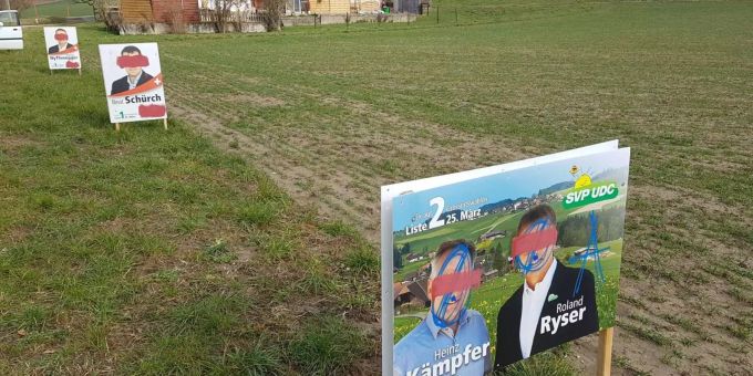 Letzte Nacht wurden SVP-Plakate mit Hitler-Schnäuzen verschandelt. Letzte Nacht wurden SVP-Plakate mit Hitler-Schnäuzen verschandelt.