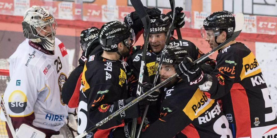 Die Spieler des SC Bern jubeln über ihr zweites Tor.