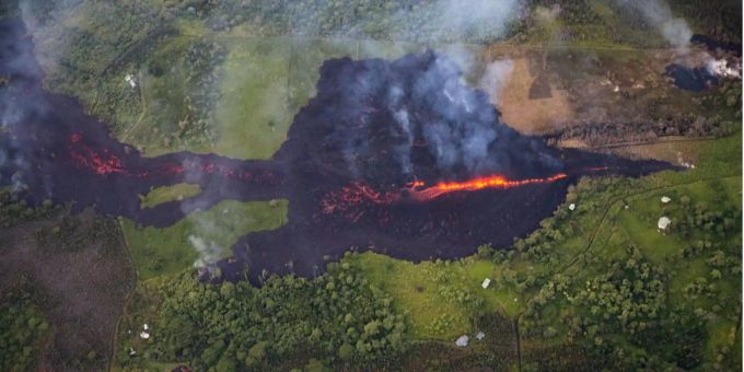 Der Boden auf Hawaii hat bereits 19 Risse. Der Boden auf Hawaii hat bereits 19 Risse.