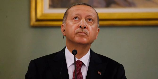 Der türkische Präsident Recep Tayyip Erdogan schaut während einer Pressekonferenz an die Decke.