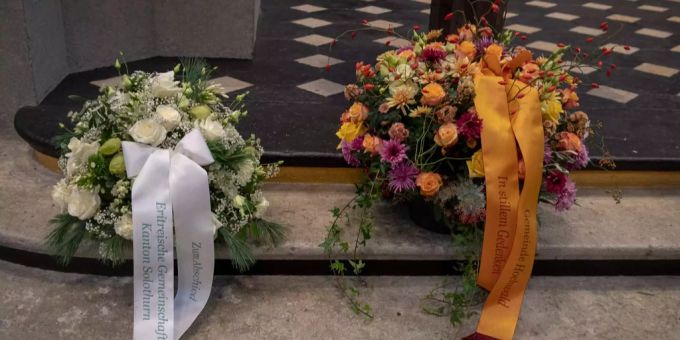 Weisse und bunte Rosen in Solothurn auf der Gedenkfeier für die Brandopfer. Weisse und bunte Rosen in Solothurn auf der Gedenkfeier für die Brandopfer.