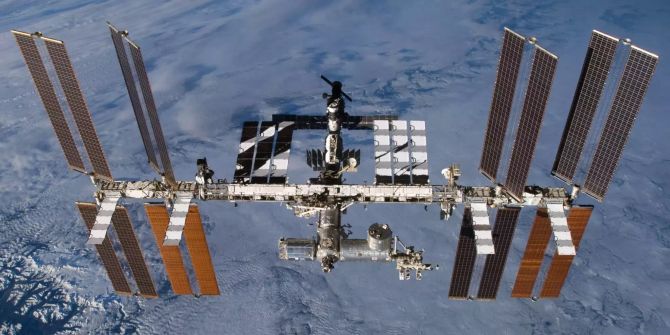 Die Aufnahme zeigt die Internationale Raumstation (ISS) mit dem angedockten europäischen Wissenschaftslabor Columbus.