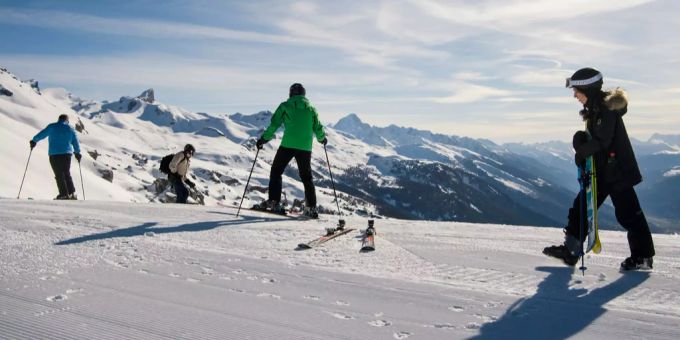 Skifahrer in Crans-Montana VS auf der Piste. Crans-Montana Ski coronavirus