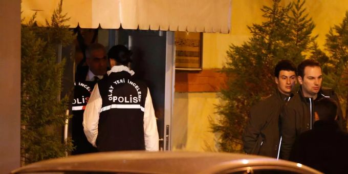 Türkische Polizeibeamte betreten das saudi-arabische Konsulat in Istanbul. Türkische Polizeibeamte betreten das saudi-arabische Konsulat in Istanbul.