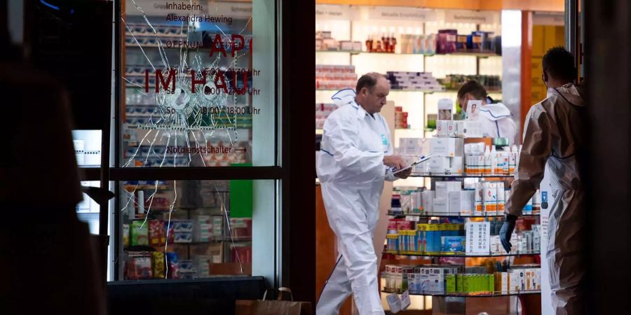 Mitarbeiter der Spurensicherung der Polizei arbeiten in einer Apotheke im Hauptbahnhof Köln, in der sich zuvor eine Geiselnahme ereignet hatte.