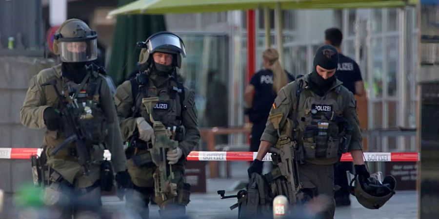 Schwerbewaffnete Polizeibeamte verlassen nach der Geiselnahme den Kölner Hauptbahnhof.