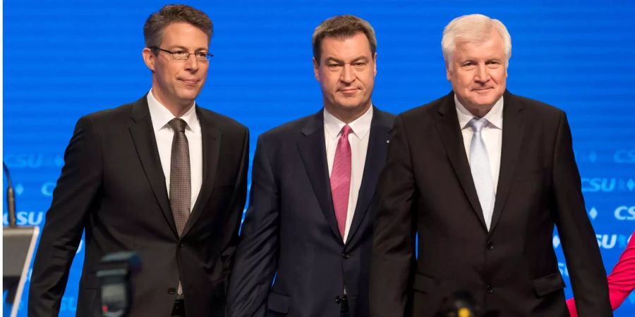 Markus Blume (l-r), Generalsekretär, Markus Söder, Ministerpräsident von Bayern, Horst Seehofer, Bundesminister für Inneres, stehen beim CSU-Parteitag im Postpalast auf der Bühne.