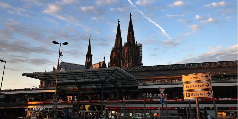 Hinter der Apotheke im Hauptbahnhof ist der Dom zu sehen.