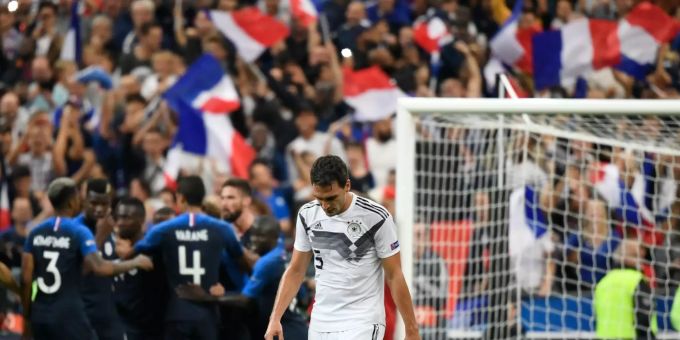 Mats Hummels aus Deutschland reagiert nach dem Elfmeter von Antoine Griezmann (nicht im Bild) aus Frankreich zum 2:1-Endstand, während die Franzosen im Hintergrund jubeln. Mats Hummels aus Deutschland reagiert nach dem Elfmeter von Antoine Griezmann (nicht im Bild) aus Frankreich zum 2:1-Endstand, während die Franzosen im Hintergrund jubeln.