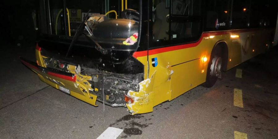 Das verunfallte Postauto in Lupfig AG.