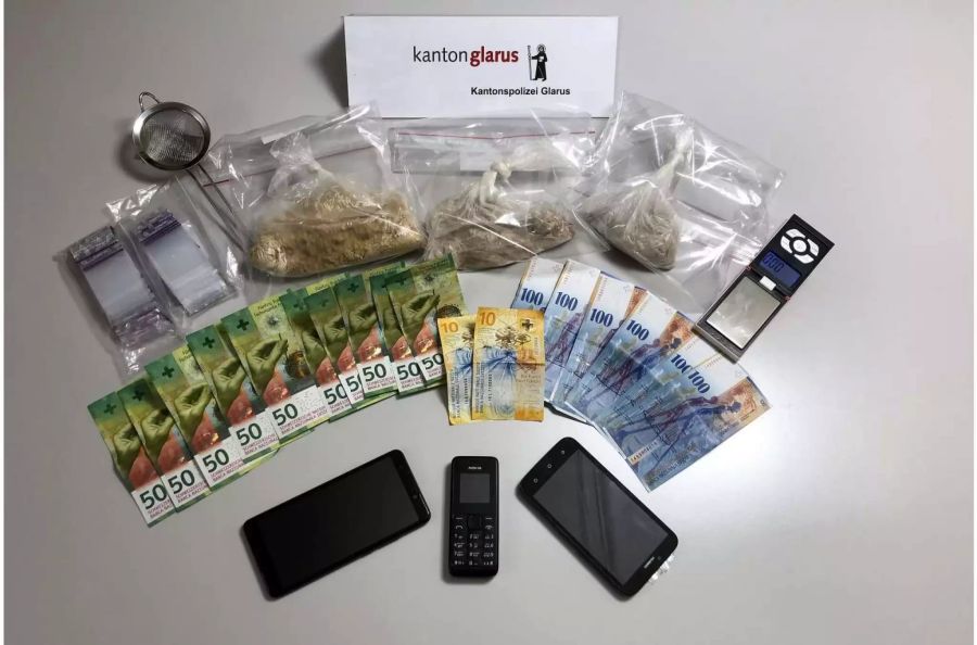 Das sichergestellte Heroin hat einen Marktwert von rund Fr. 15'000.- - Kapo Glarus
