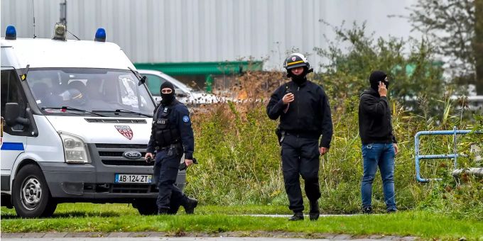 Vermummte Polizisten stehen während einer Suchaktion in Grande-Synthe bei Dünkirchen (FR) vor dem Hauptsitz des Centre Zahra. Vermummte Polizisten stehen während einer Suchaktion in Grande-Synthe bei Dünkirchen (FR) vor dem Hauptsitz des Centre Zahra.